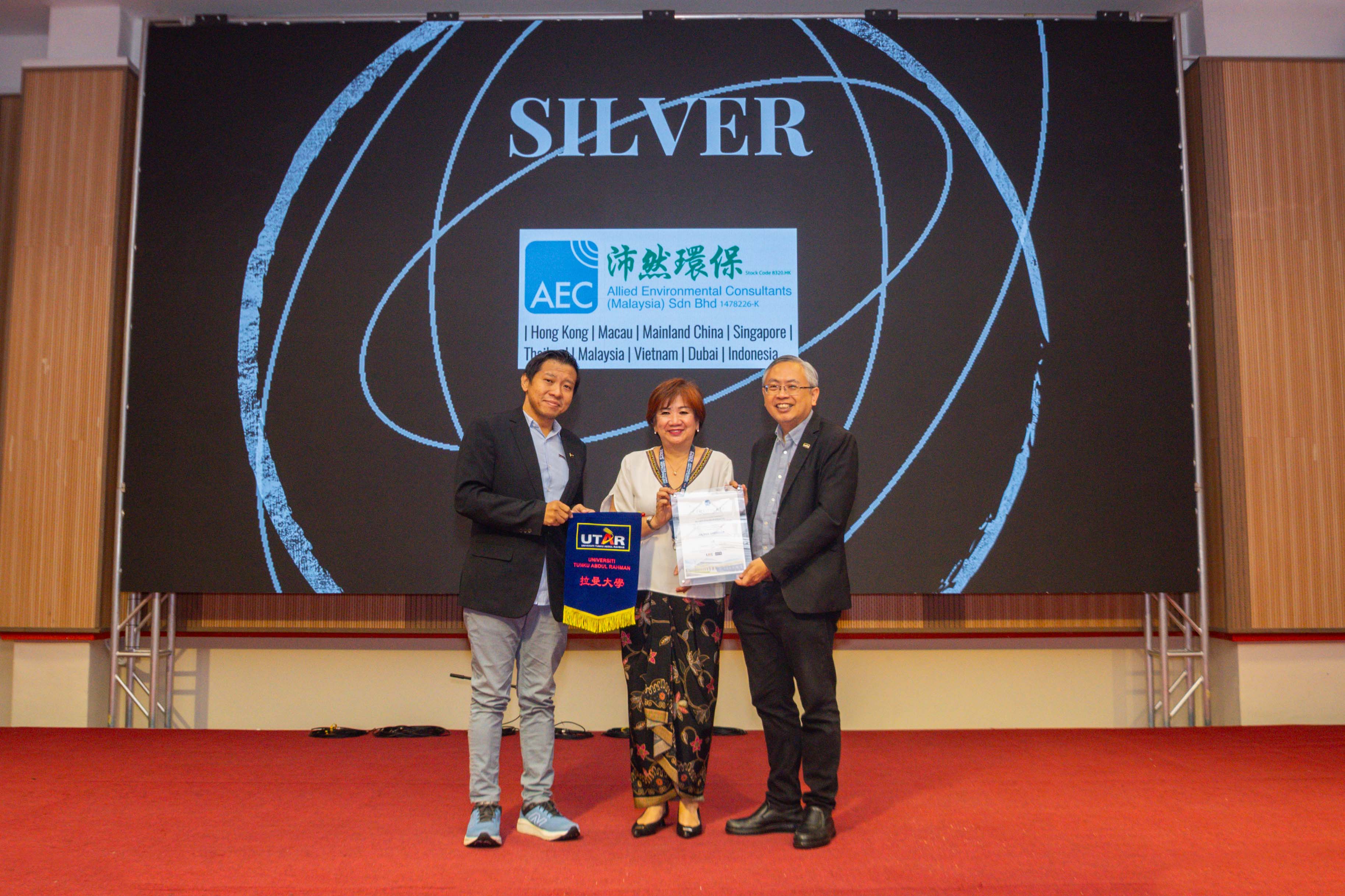 Souvenir presentation to Silver Sponsor Allied Environmental Consultants Malaysia Sdn Bhd (from left): Prof Yap, AEC Malaysia Chief Executive Ms Donna Ng, and Prof Dato’ Ewe