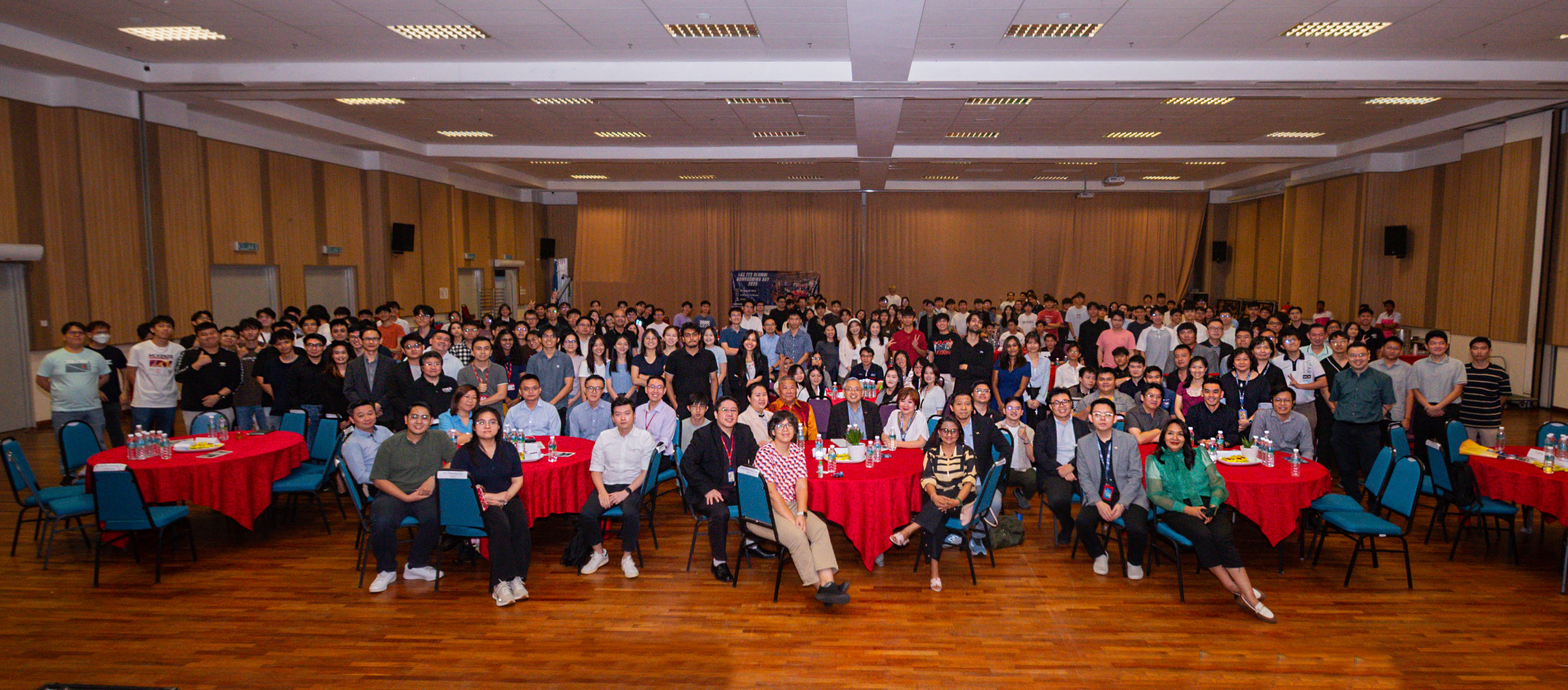 Group photo with all participants of the Alumni Homecoming Day