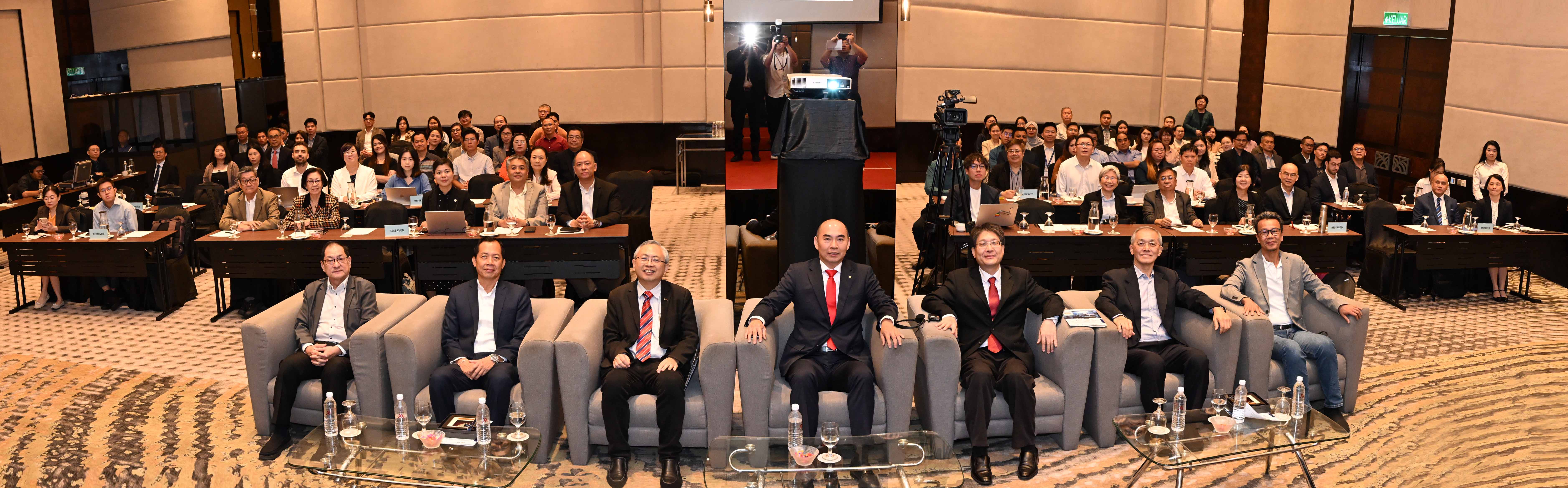 From left: Mr Kenny Tan, Mr Teh, Prof Dato’ Ewe, Datuk Ng, Mr Zuo, Datuk Yong and Mr Yoti
