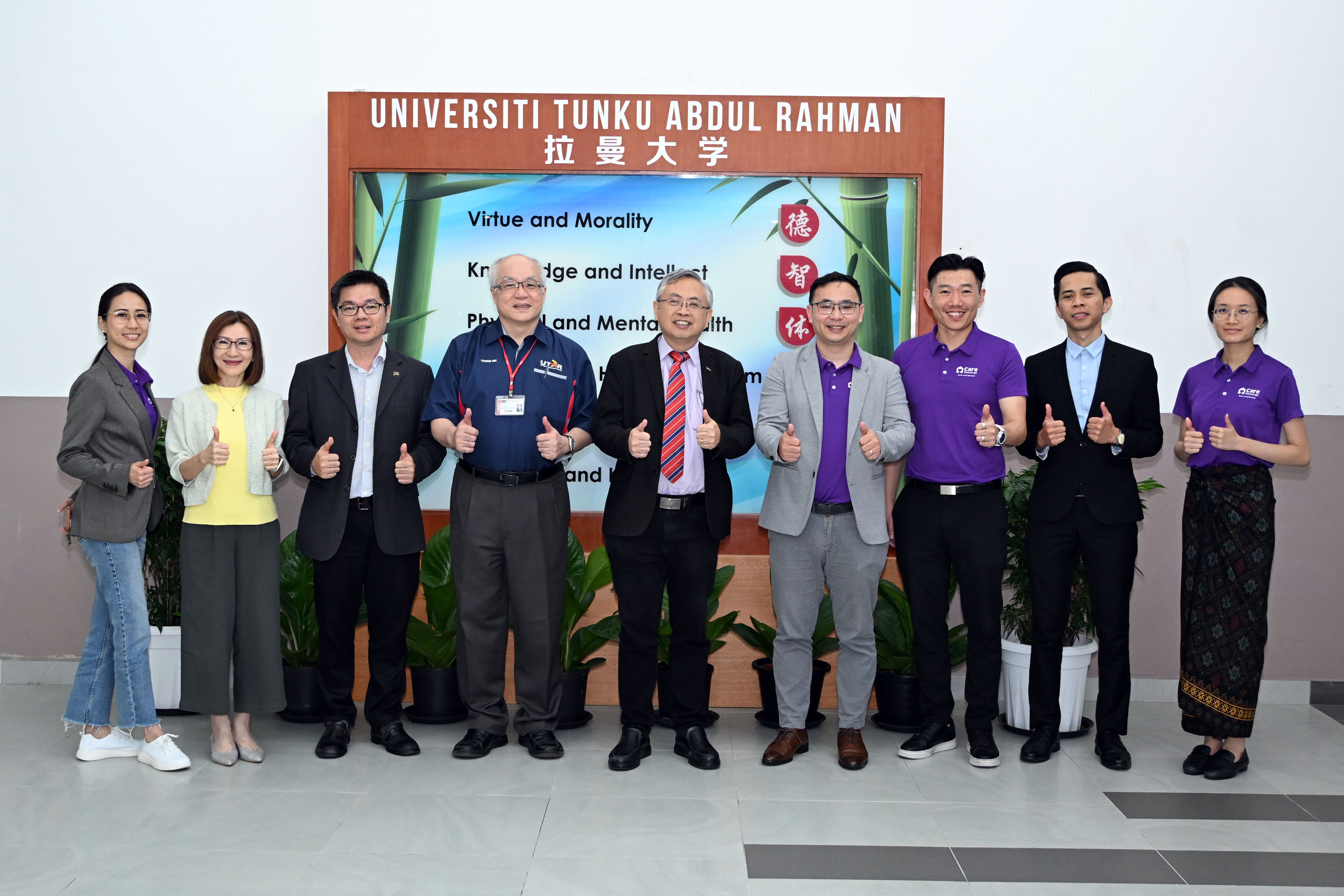 From left: Ms Jayme Lee, Ms Lim, Dr Lai, Prof Thong, Prof Dato’ Ewe, Mr Martin Yap, Mr Keegan Lim, Dr Muhammad Noh and Ms Rachel Chua