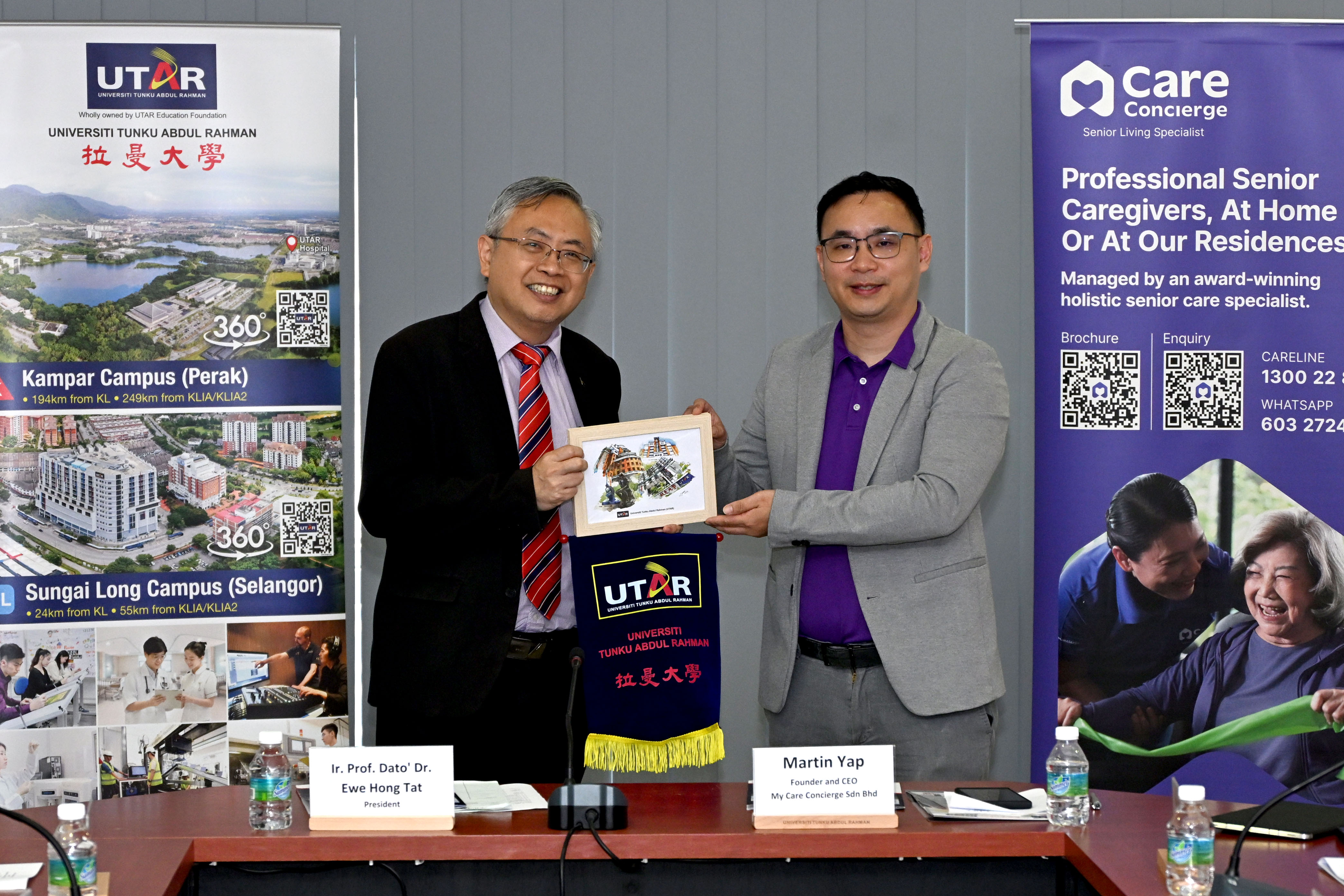 Mr Martin Yap (left) and Prof Dato’ Ewe exchanging souvenirs
