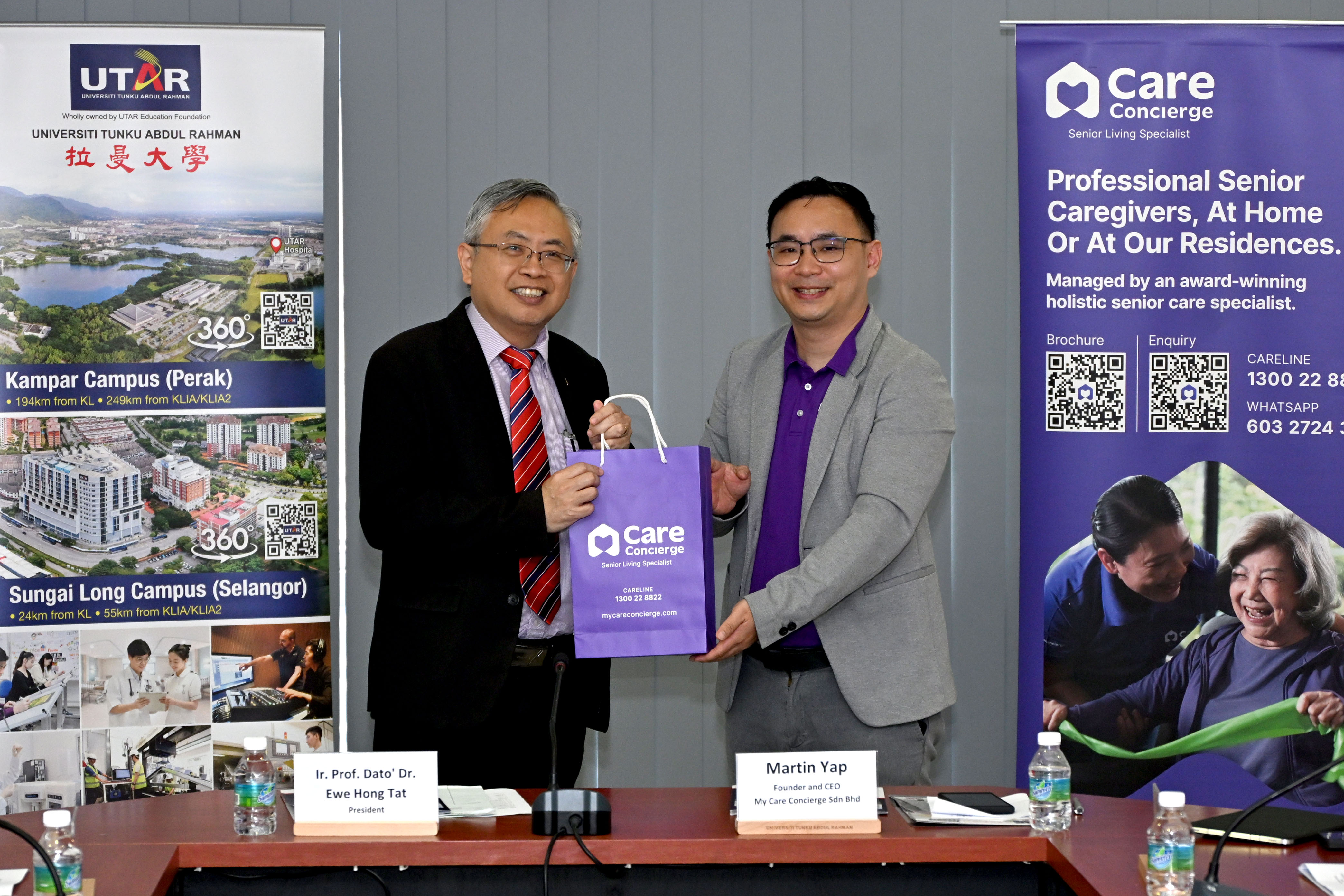 Mr Martin Yap (left) and Prof Dato’ Ewe exchanging souvenirs