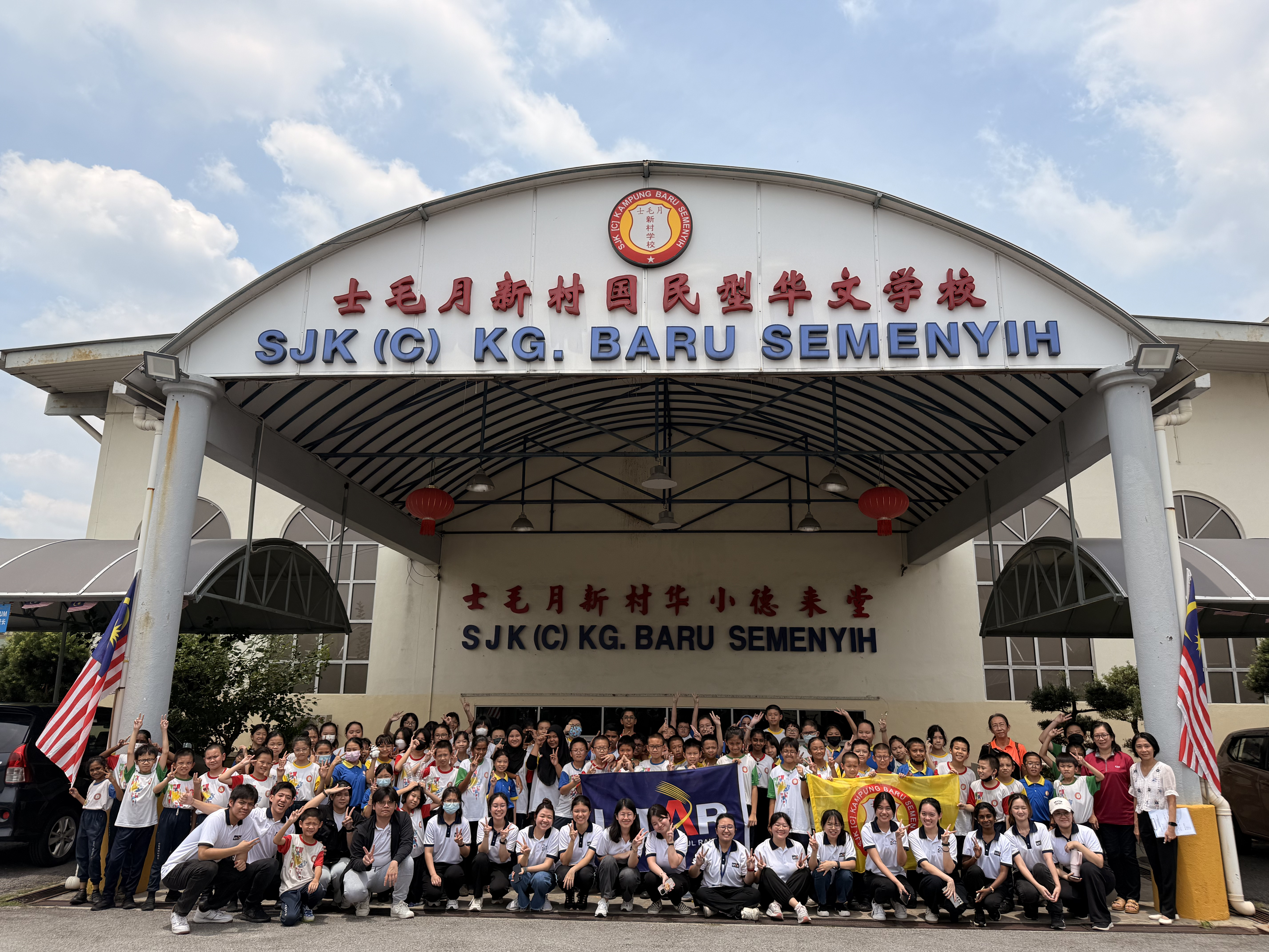 Group photo with SJKC Kampung Baru Semenyih
