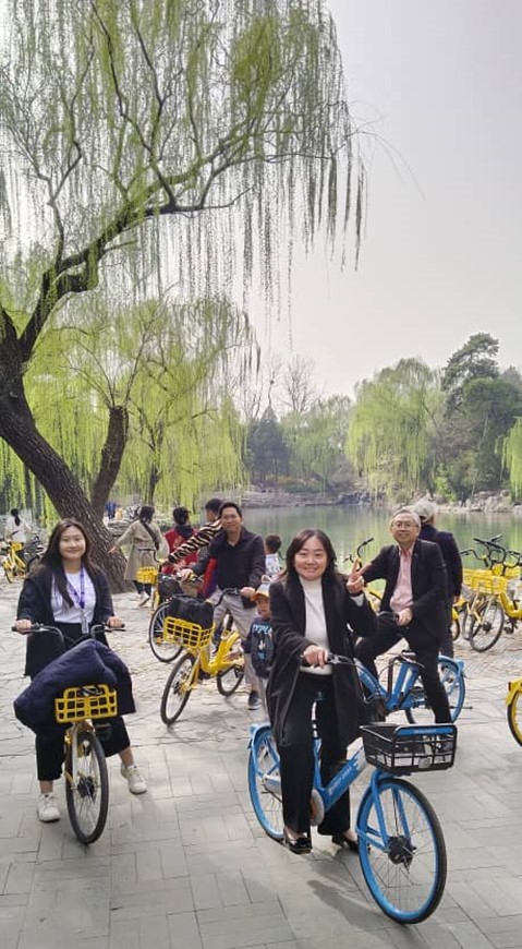 Aw (far left) guiding Prof Dato’ Ewe (far right) and UTAR Centre for Stem Cell Research Chairperson Dr Amy Saik Yi Hsan on a campus tour