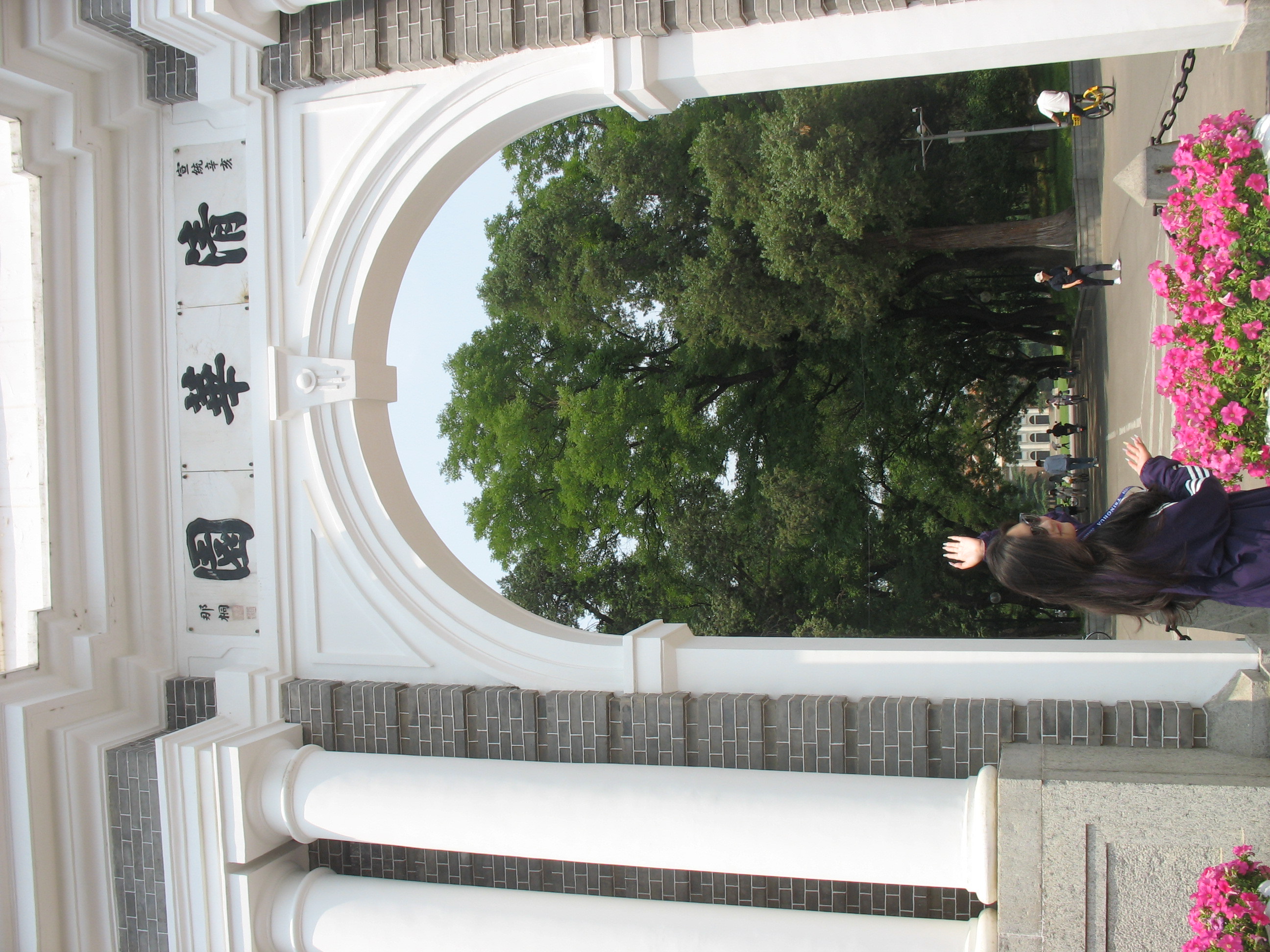 Aw at the gateway into THU’s history and economics excellence — the Old Gate (二校门) (left); and SEM’s entrance (right)