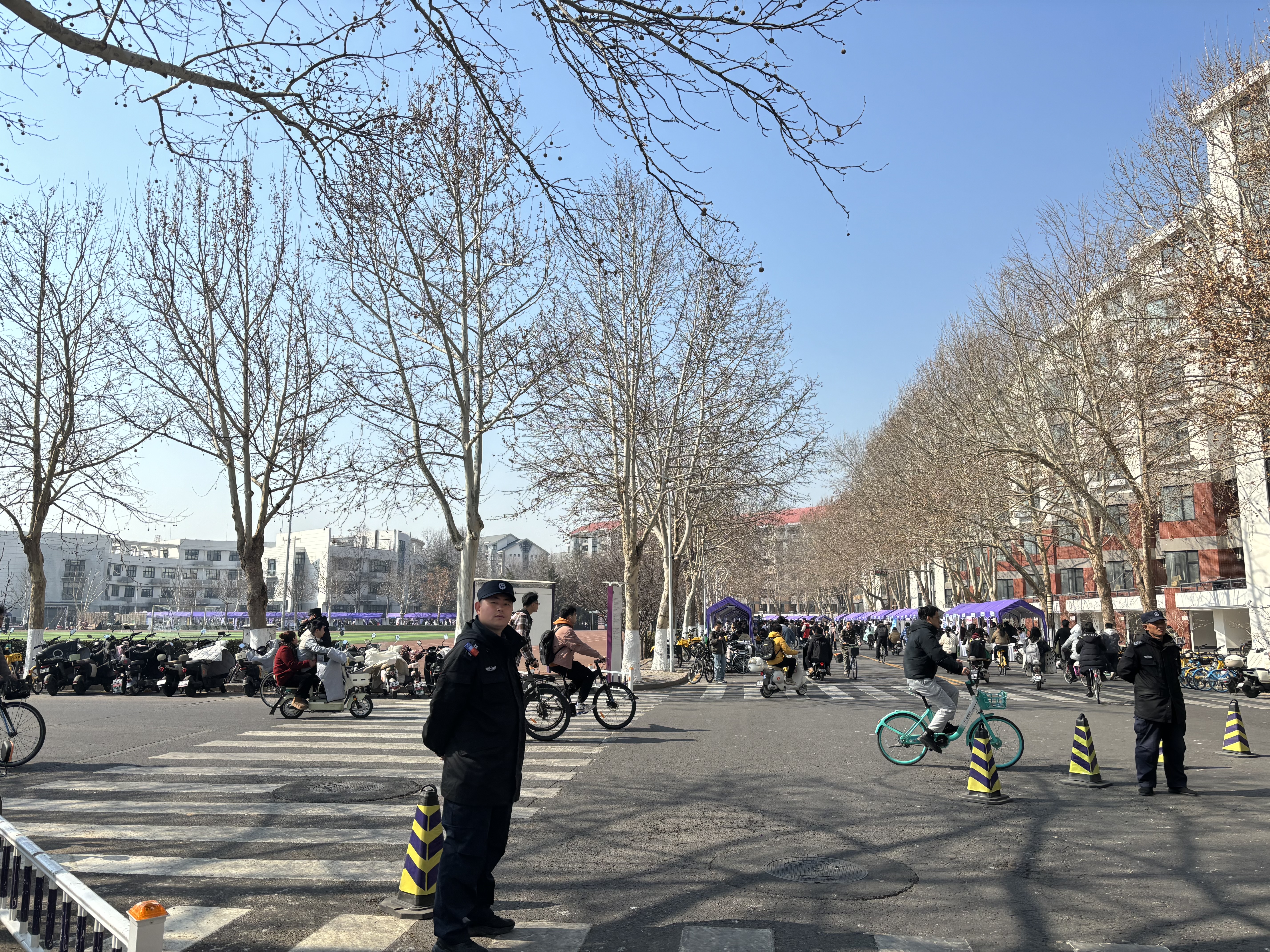 Bicycles are the main choice of transportation on the THU campus — so much that even the Battalion Battle (THU’s club and society recruitment drive) was thronged with two-wheelers