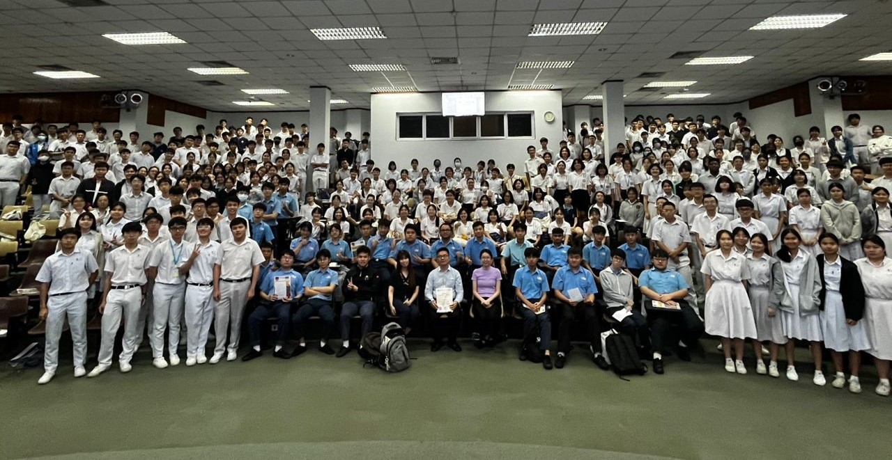 Dr Lai (middle) with Kluang Chong Hwa High School students and teachers 