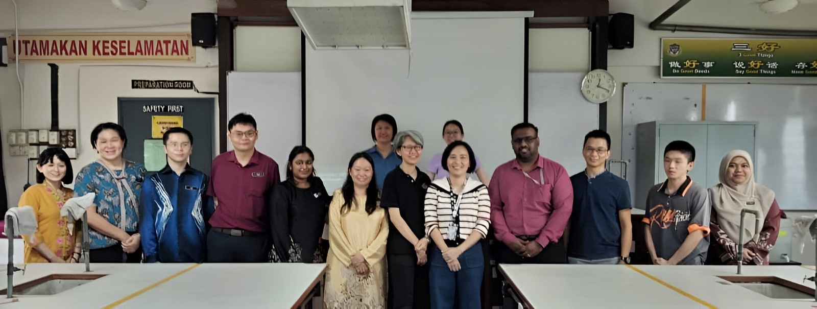 A group photo of academics from SMJK Yu Hua and UTAR