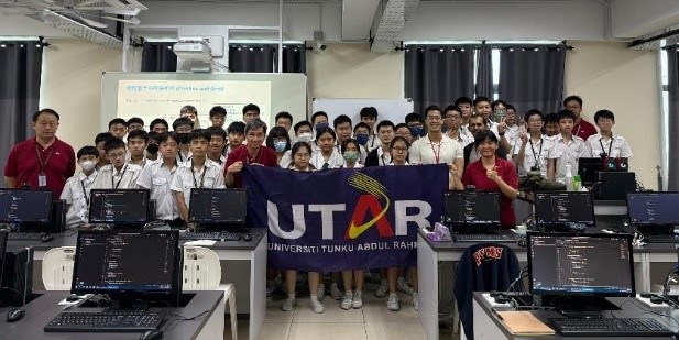 Mr Kelwin Tan and Dr Nawaf at the Responsive Web Design workshop