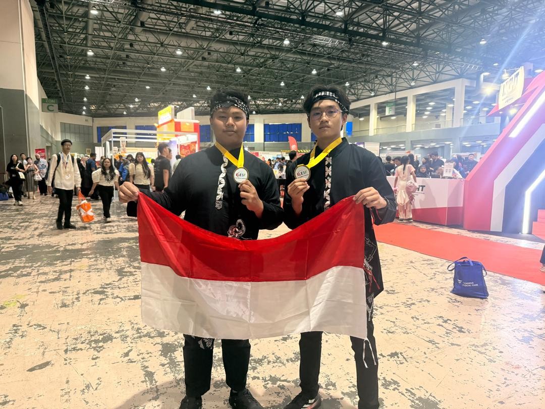 From left: Regan Arrozac and Hanif Ali Rahman, Gold medal winners in the KLESF International Challenge (secondary school category)