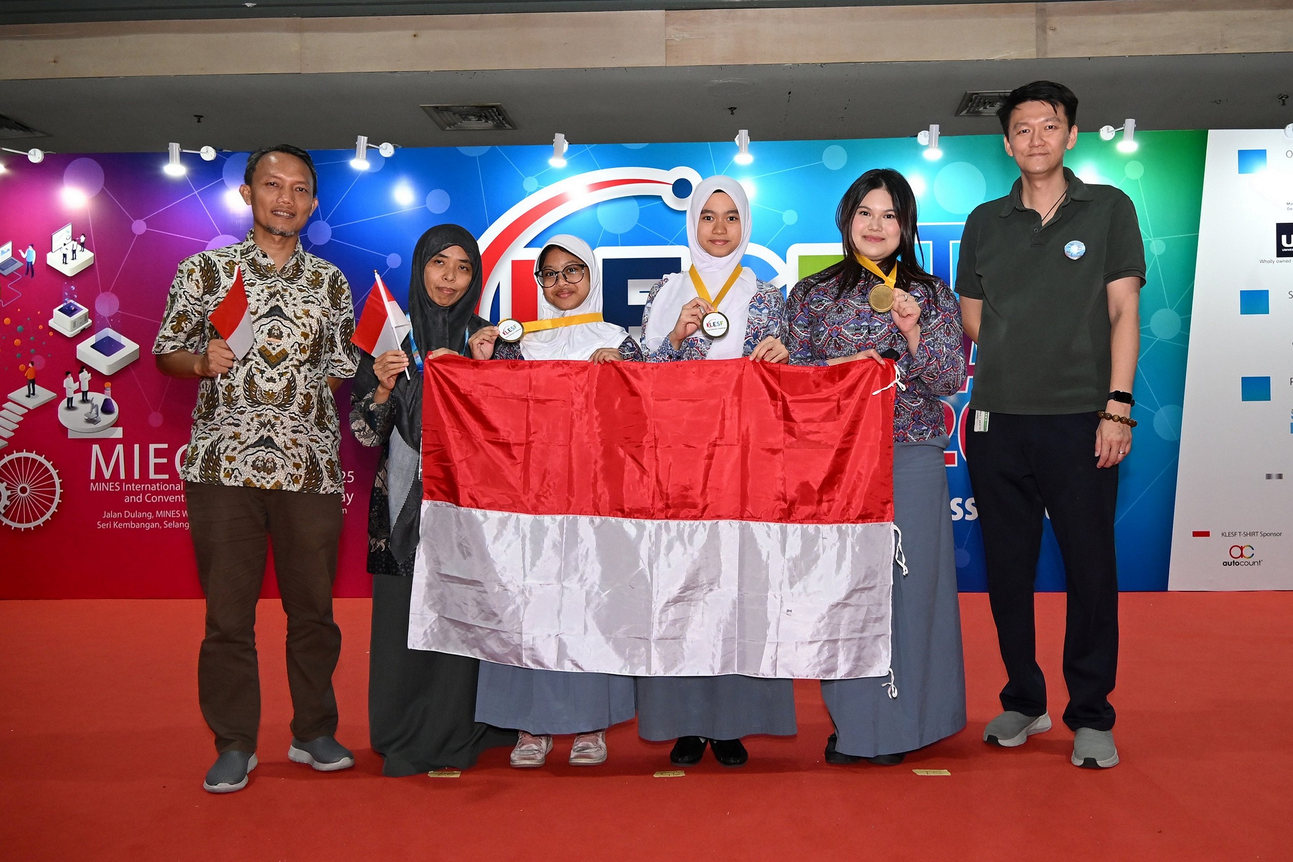 Third from left: Aulia LArasati Haryanto, Naila Shifa Elvareta and Latisha Valyn from Sekolah Indonesia Kuala Lumpur, Gold medal winners in the KLESF International Challenge (secondary school category)