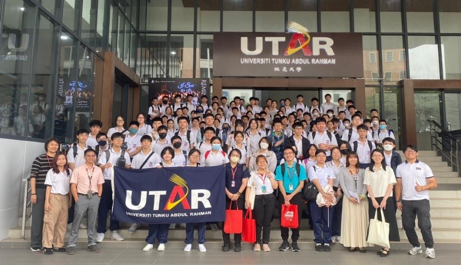 Academics, students and teachers celebrating the success of STEAM workshop