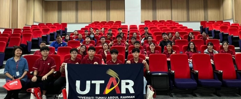 Students and teacher from Chung Hua High School Seremban