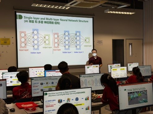 Dr Hau introducing students to artificial intelligence applications
