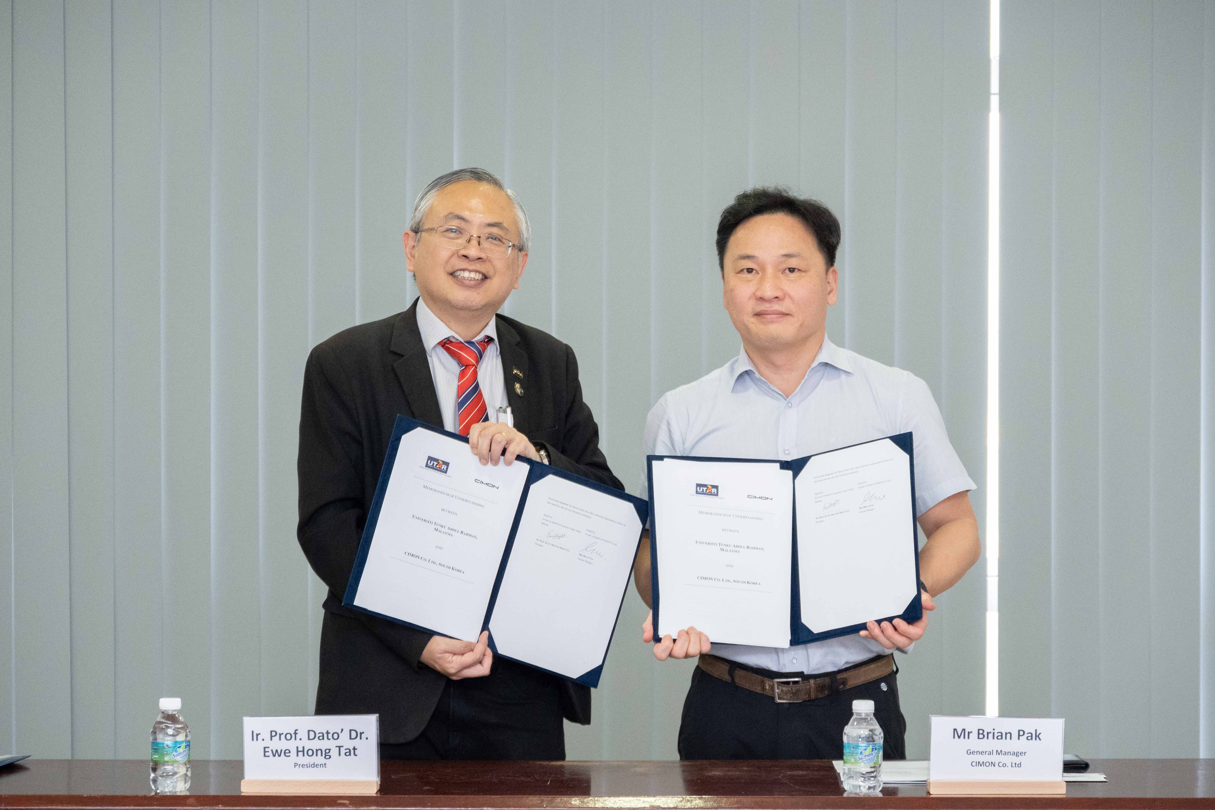Mr Brian Pak (right) and Prof Dato’ Ewe
