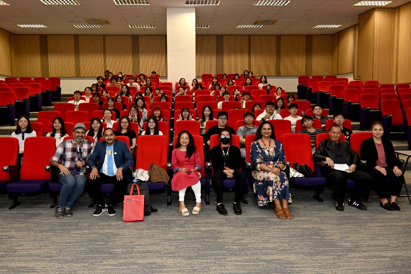 Group photo with the speaker 