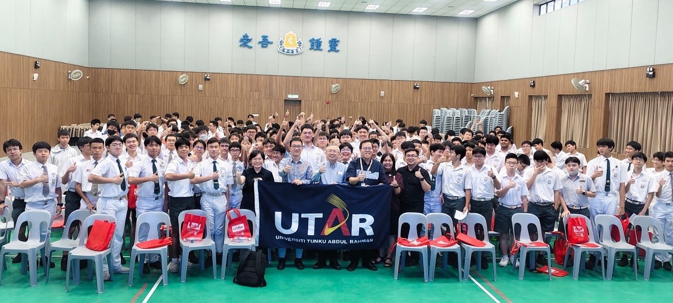 Prof Dato’ Ewe (middle) with SMJK Chung Ling teachers and students 