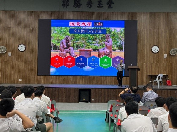 Prof Dato’ Ewe delivering his talk