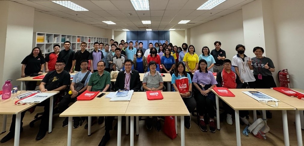 Prof Goi (seated, fourth from left) and UTAR facilitators with SMJK Keat Hwa 1 students, teachers and agents