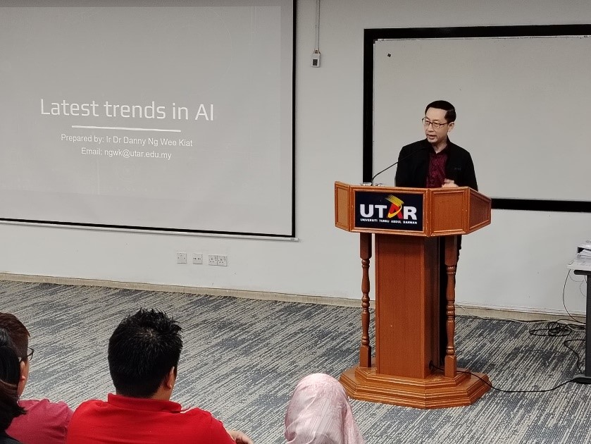 Dr Danny introducing participants to the fundamentals of AI