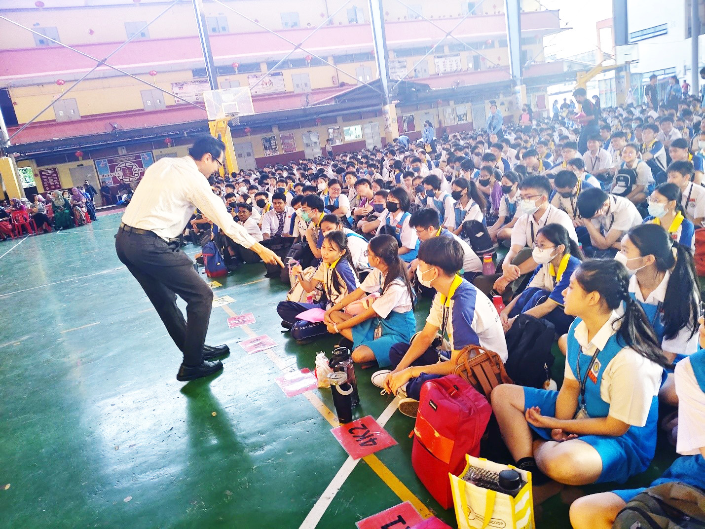 Dr Chua exchanging insights on green initiatives with students during Q&A session