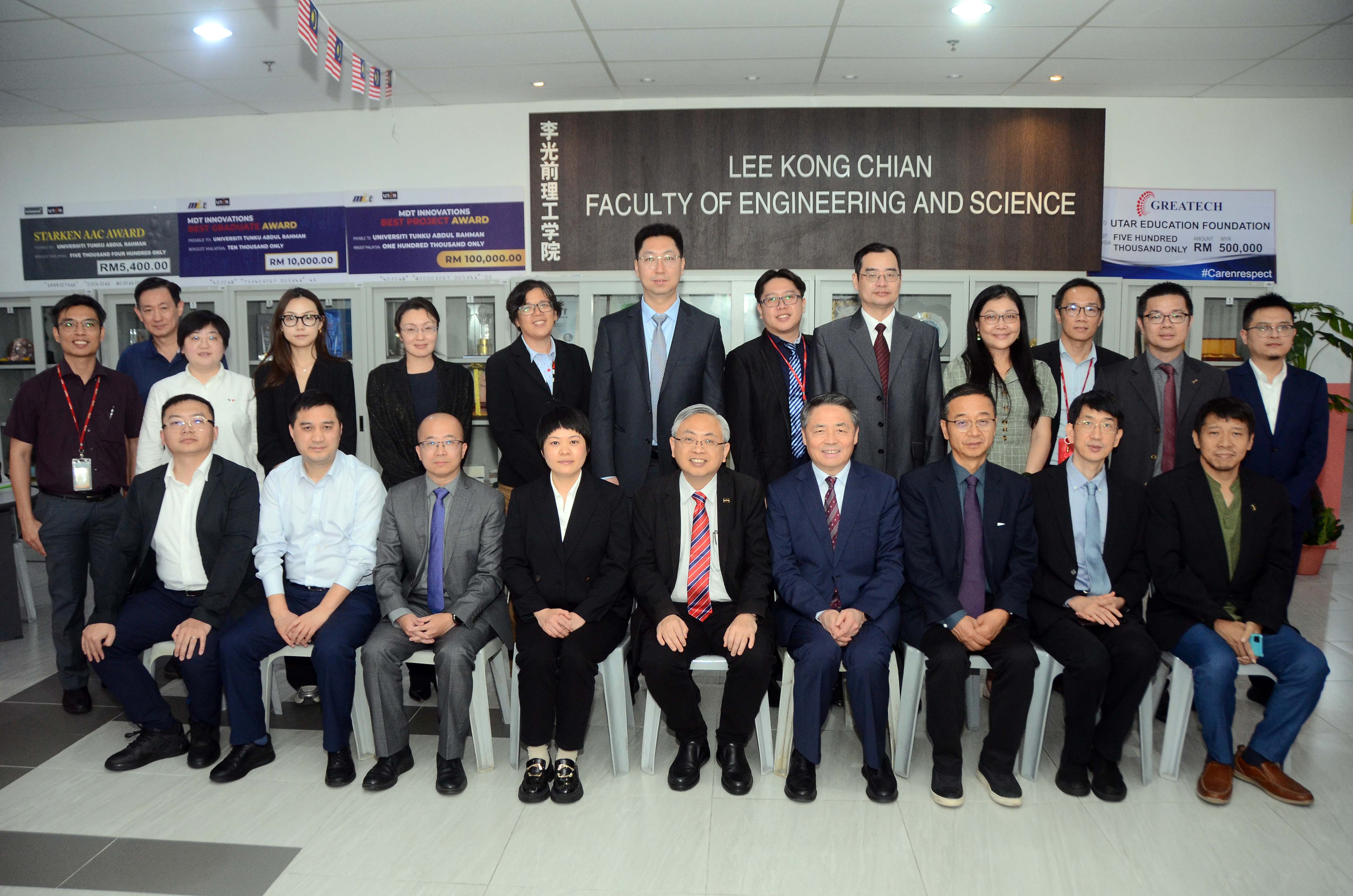 UTAR, BJTU, and Chongqing Rail Transit Group Co., Ltd. representatives gathered to celebrate the MoU signing and future collaboration