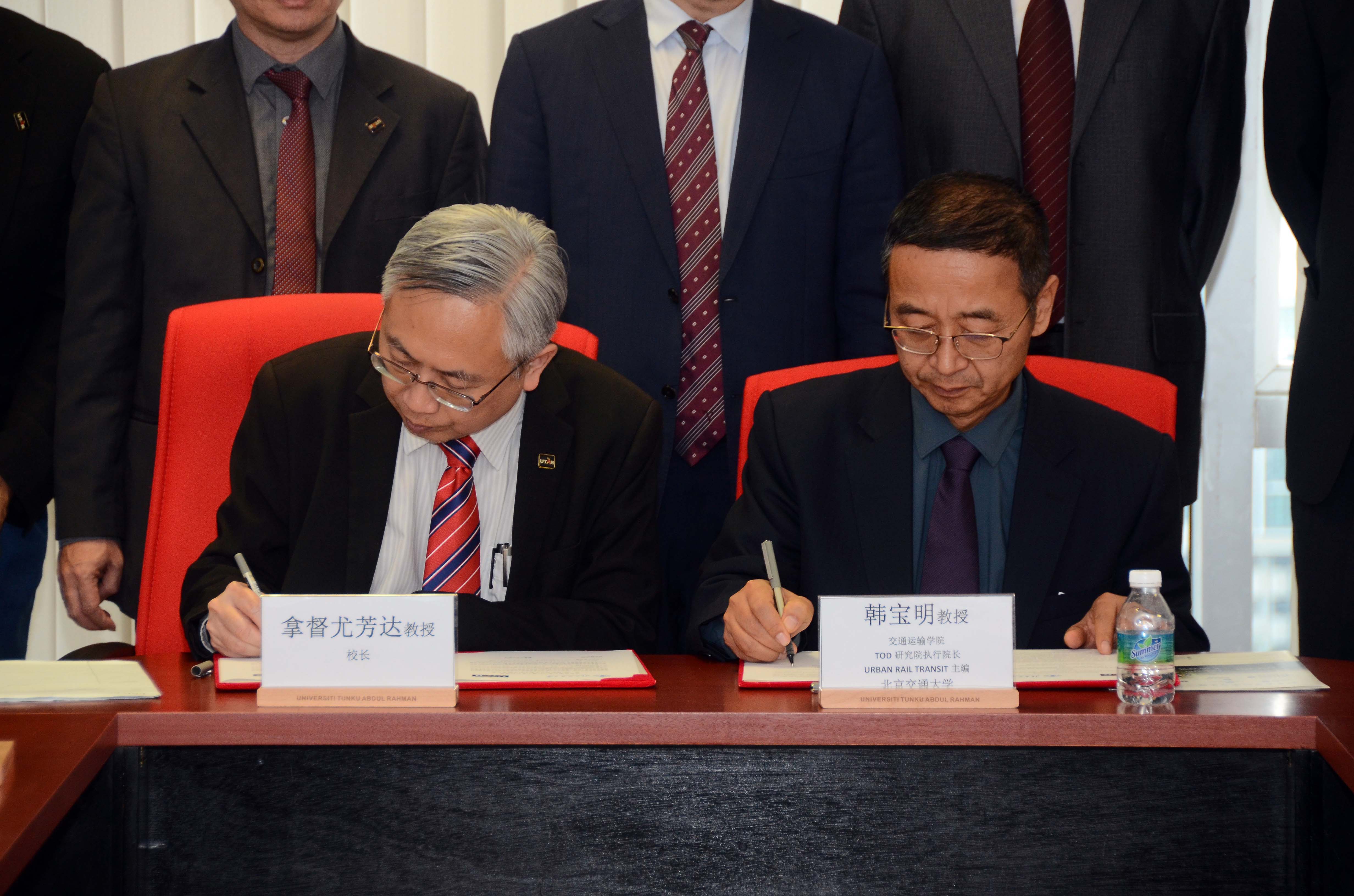 Prof Dato’ Ewe and Prof Han signing the MoU document