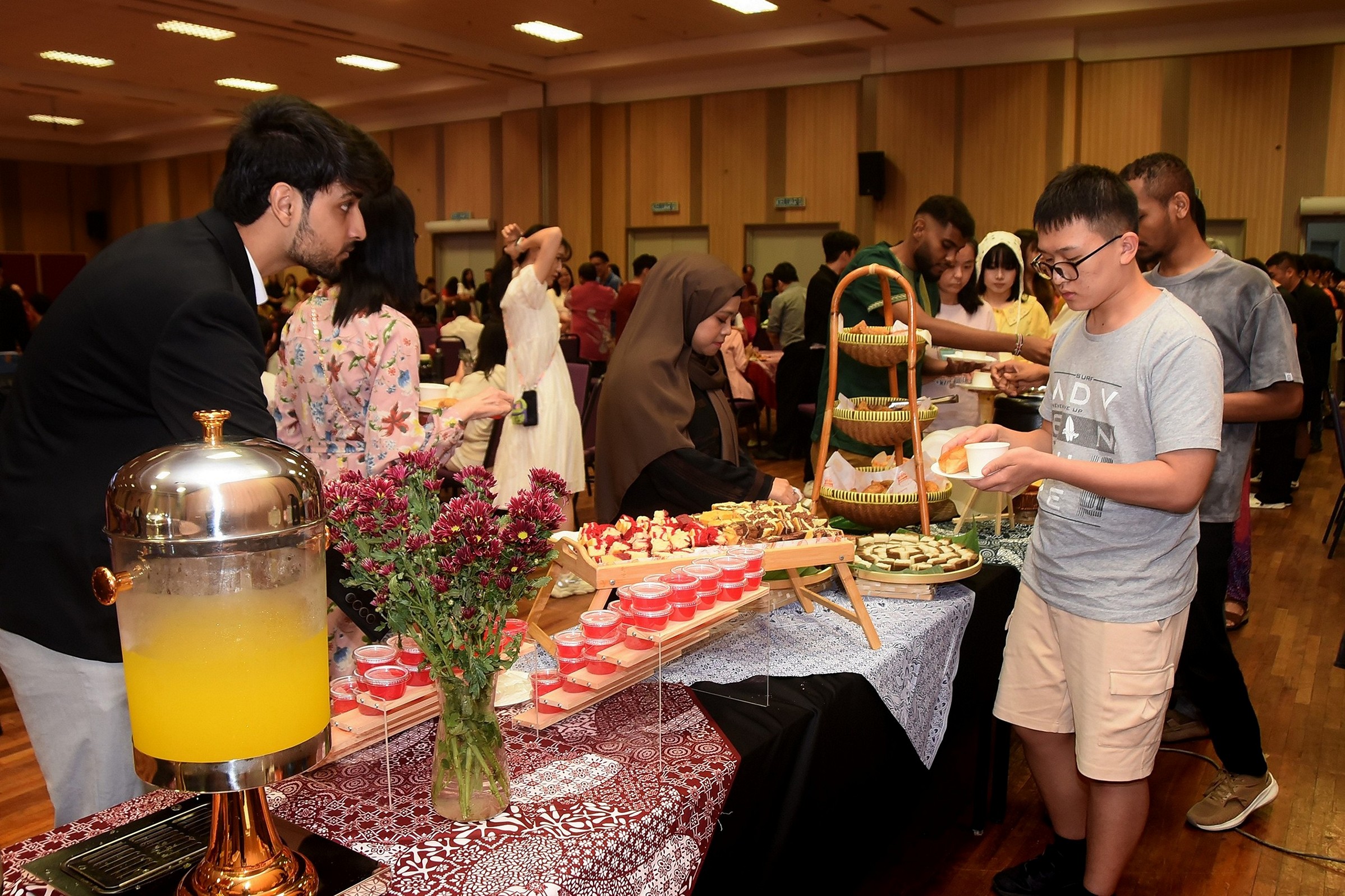 Participants enjoying the dinner 1