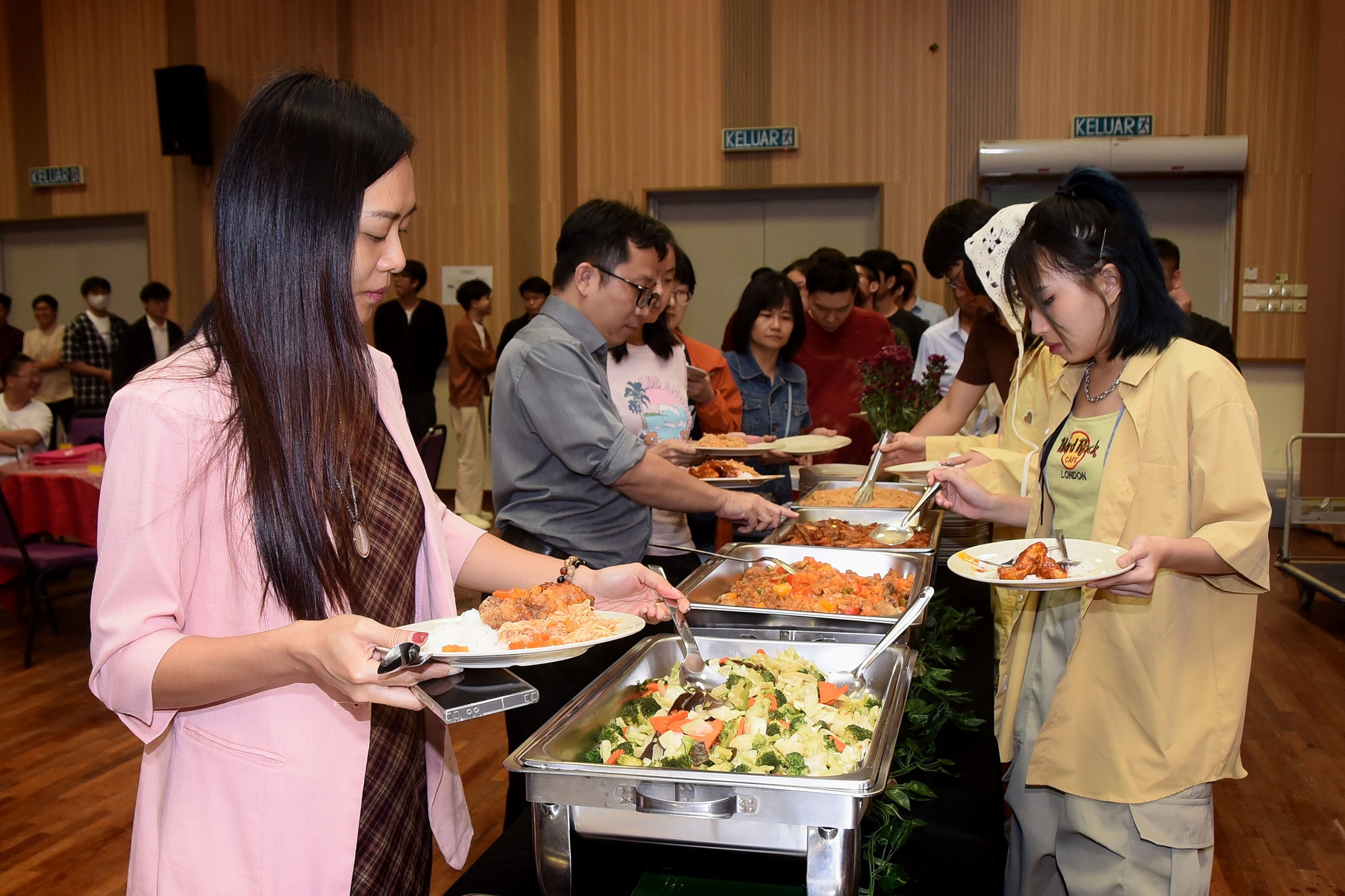 Participants enjoying the dinner 2