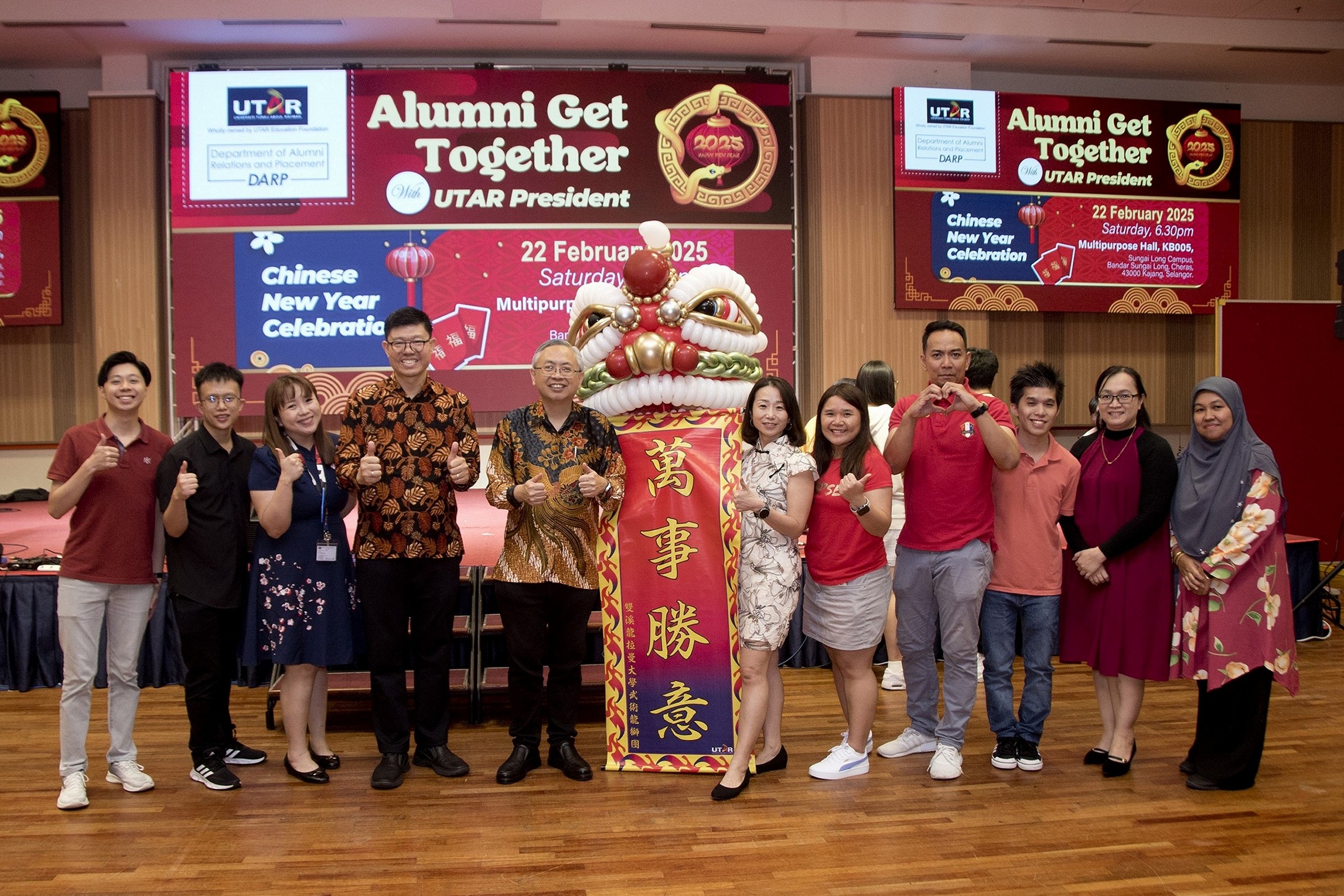 Prof Dato’ Ewe (fifth from left) and Prof Choong (fourth from left) with the organising committee