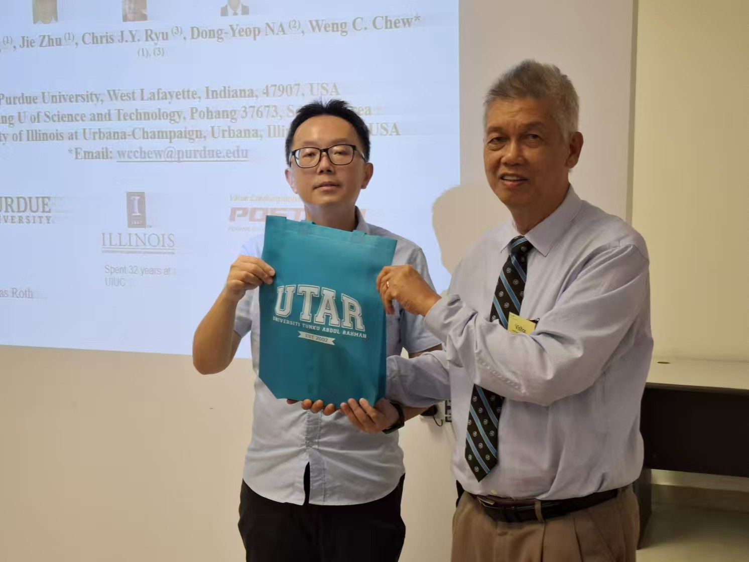 LKC FES Department of Electrical and Electronic Engineering Head Ir Prof Dr Chang Yoong Choon (left) presenting a token of appreciation to Prof Chew