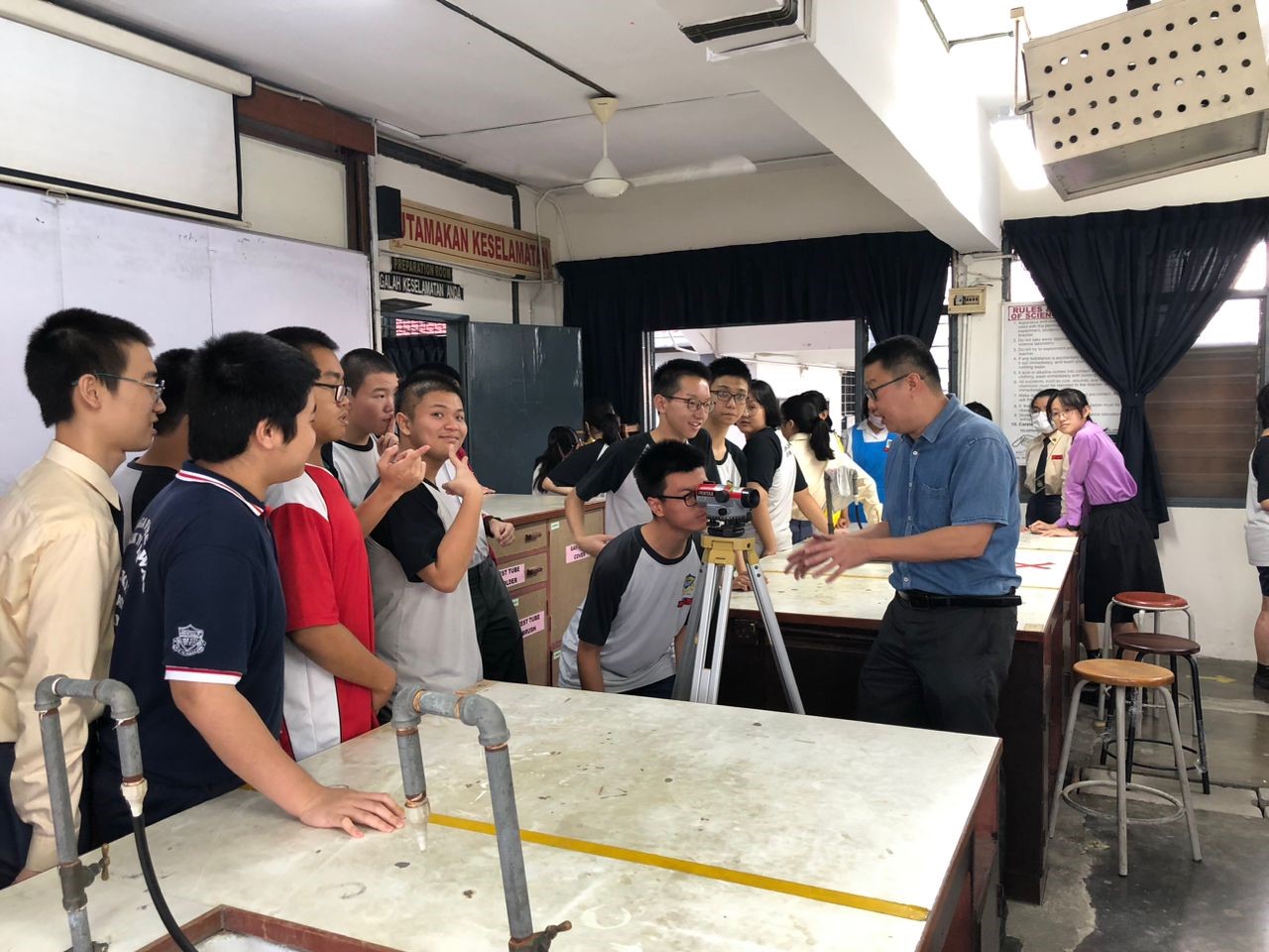 Dr Lim ensuring students have the opportunity to experience the engineering equipment