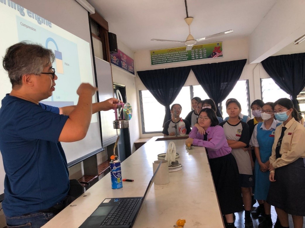 Dr Wong introducing students to the Stirling engine