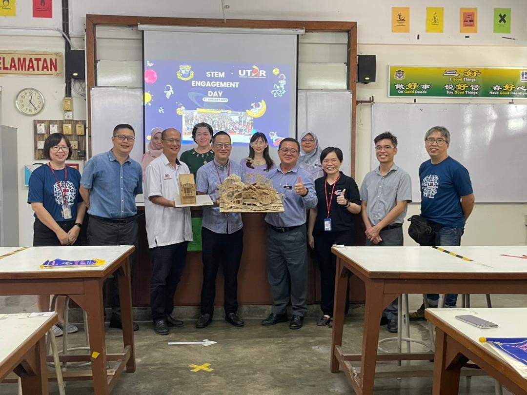 Ts Yeow (front row, fourth from left) presenting the architecture models  to the school representative