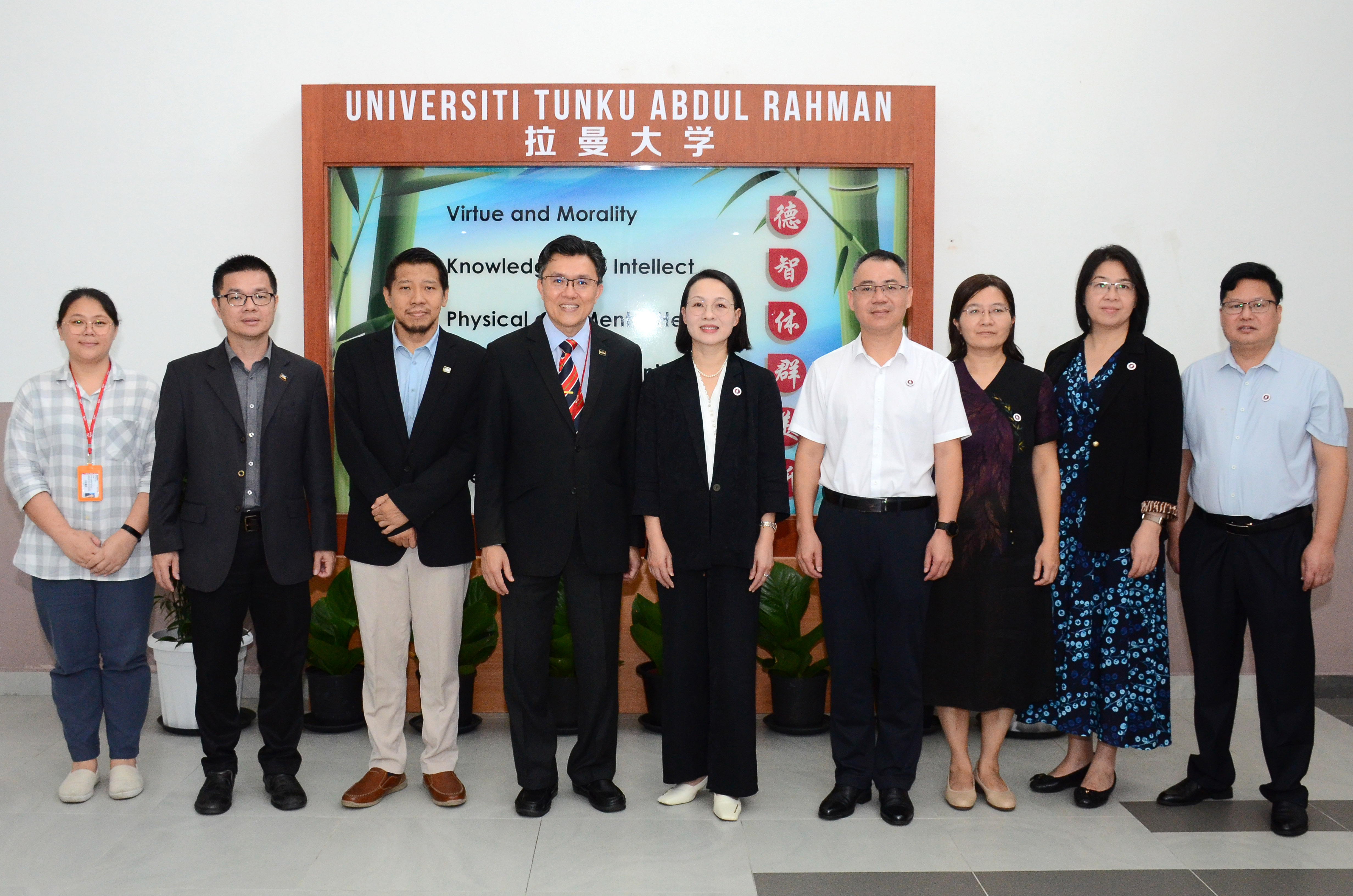 From left: Ms Ng, Dr Lai, Prof Yap, Prof Goi, Prof Tao, Mr Huang, Prof Li, Prof Xiang and Prof Chen