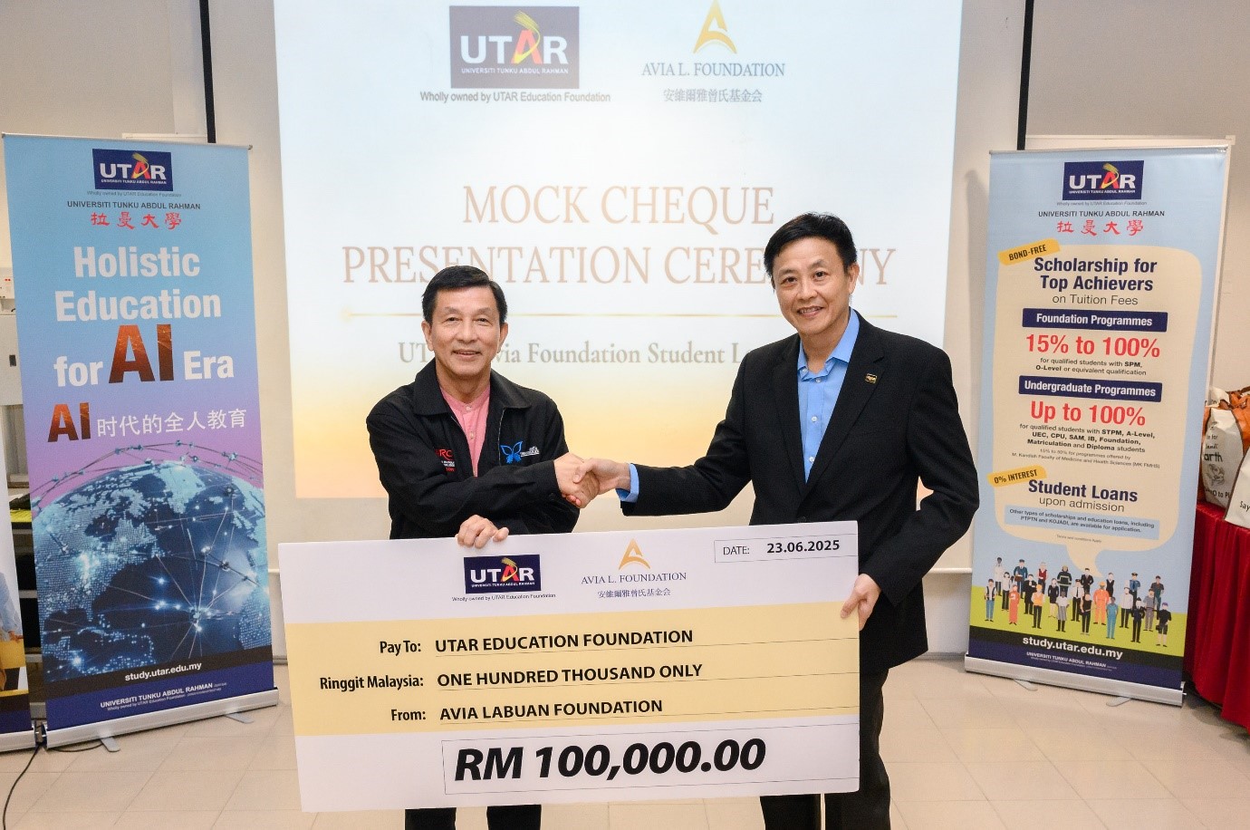 From left: Dato’ Chan Wah Kiang presenting the mock cheque to Mr Hew Fen Yee