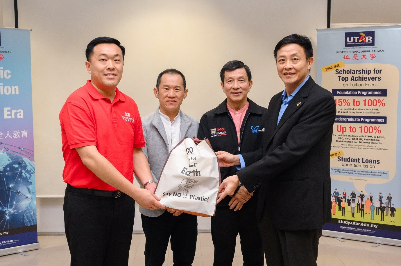Mr Lee Khang Soon (far left) presenting a goodie bag to Mr Hew Fen Yee (far right), witnessed by Dato’ Sri Lee Kar Whatt (second from left) and Dato’ Chan Wah Kian (second from right)
