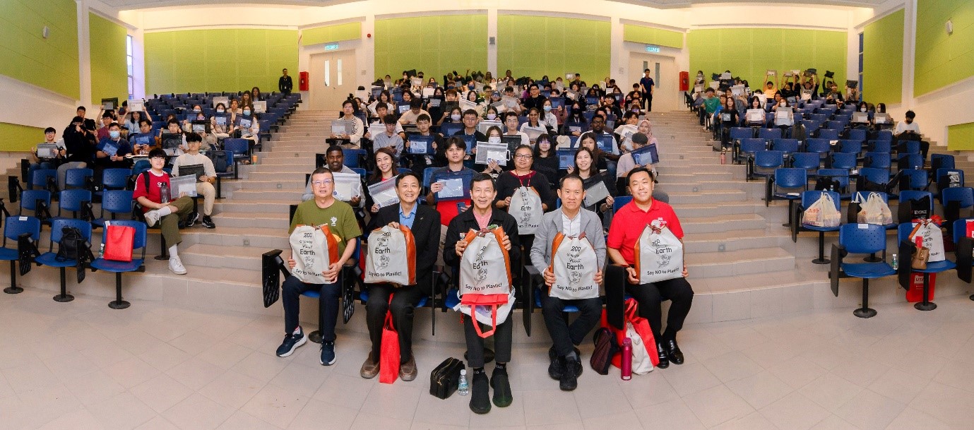 Middle section, front row, from left: Mr Tan Soon Kiat, Mr Hew Fen Yee, Dato’ Chan Wah Kiang, Dato’ Sri Lee Kar Whatt and Mr Lee Khang Soon with the other representatives, UTAR staff, and students