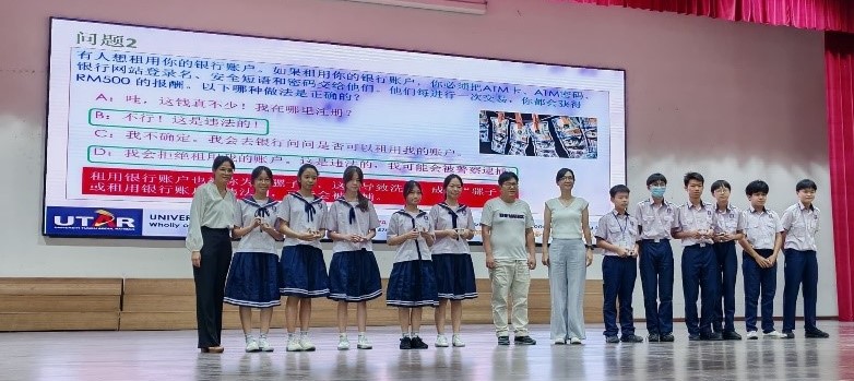 Ms Tang Siu Eng (far left), Mr Wong Tai Seng, and Ms Tan Yan Teng (centre) managing the lucky draw sessions, with prizes sponsored by the generous Dr Lee Ah Suat