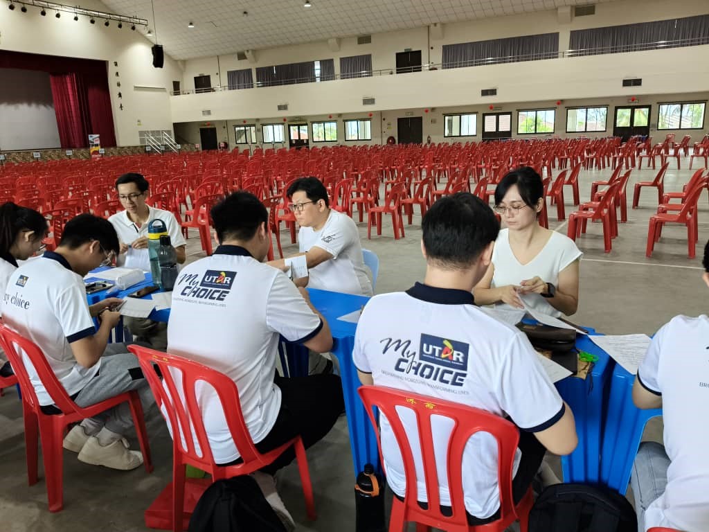 THP FBF academics and UTAR CARE students busy with preparatory work for the interactive quiz and lucky draw 