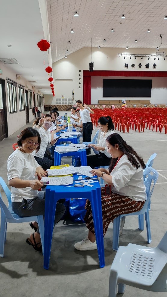 THP FBF academics and UTAR CARE students busy with preparatory work for the interactive quiz and lucky draw 