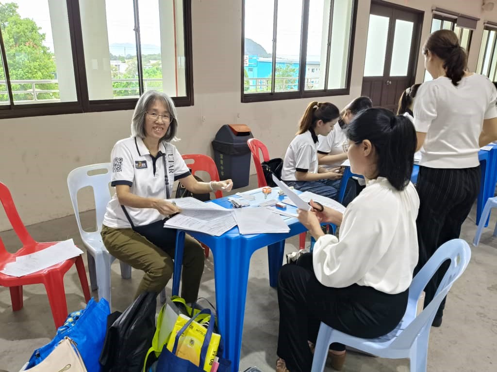 THP FBF academics and UTAR CARE students busy with preparatory work for the interactive quiz and lucky draw 
