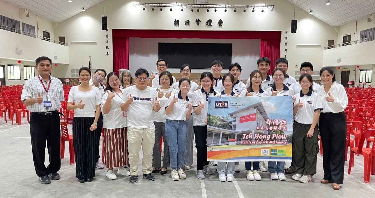 Front row, from left: Shen Jai High School Discipline Teacher Mr Chee Tai Kuen, Project Leader Ms Ng Yen Hong, Ms Loh Chun T’ing, Mr Wong Tai Seng, Dr Lee Ah Suat, UTAR CARE students Lee Loke Lim, Ng Xue Huei, Oh Zhi Lin, Song Chye Enn, Tan Ru Ping, Yapp Yi Xuan and Ms Tang Siu Eng