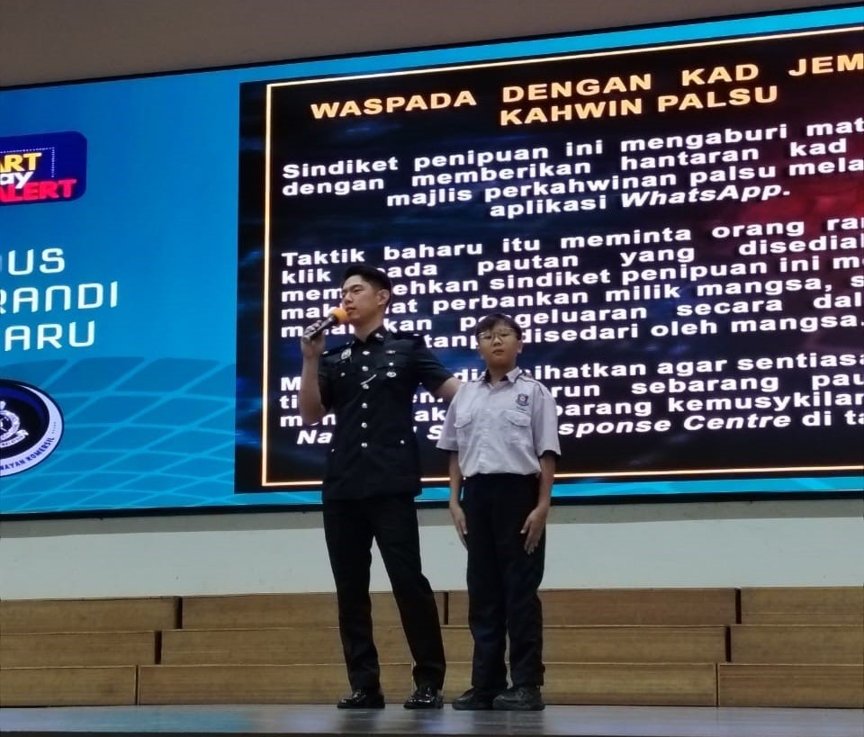 Inspector Low Ee Hang praising a 14-year-old participant for being courageous, alert and having a sceptical mindset not to trust unknown sources easily