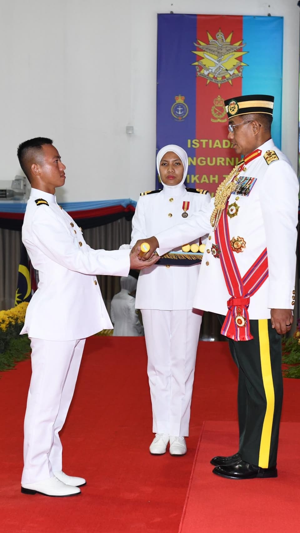 Lt M Cheong receiving his scroll