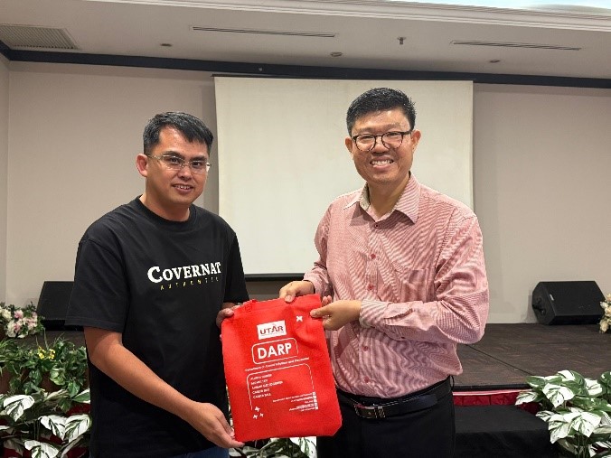 Prof Choong (right) presenting a token of appreciation to the quiz winners