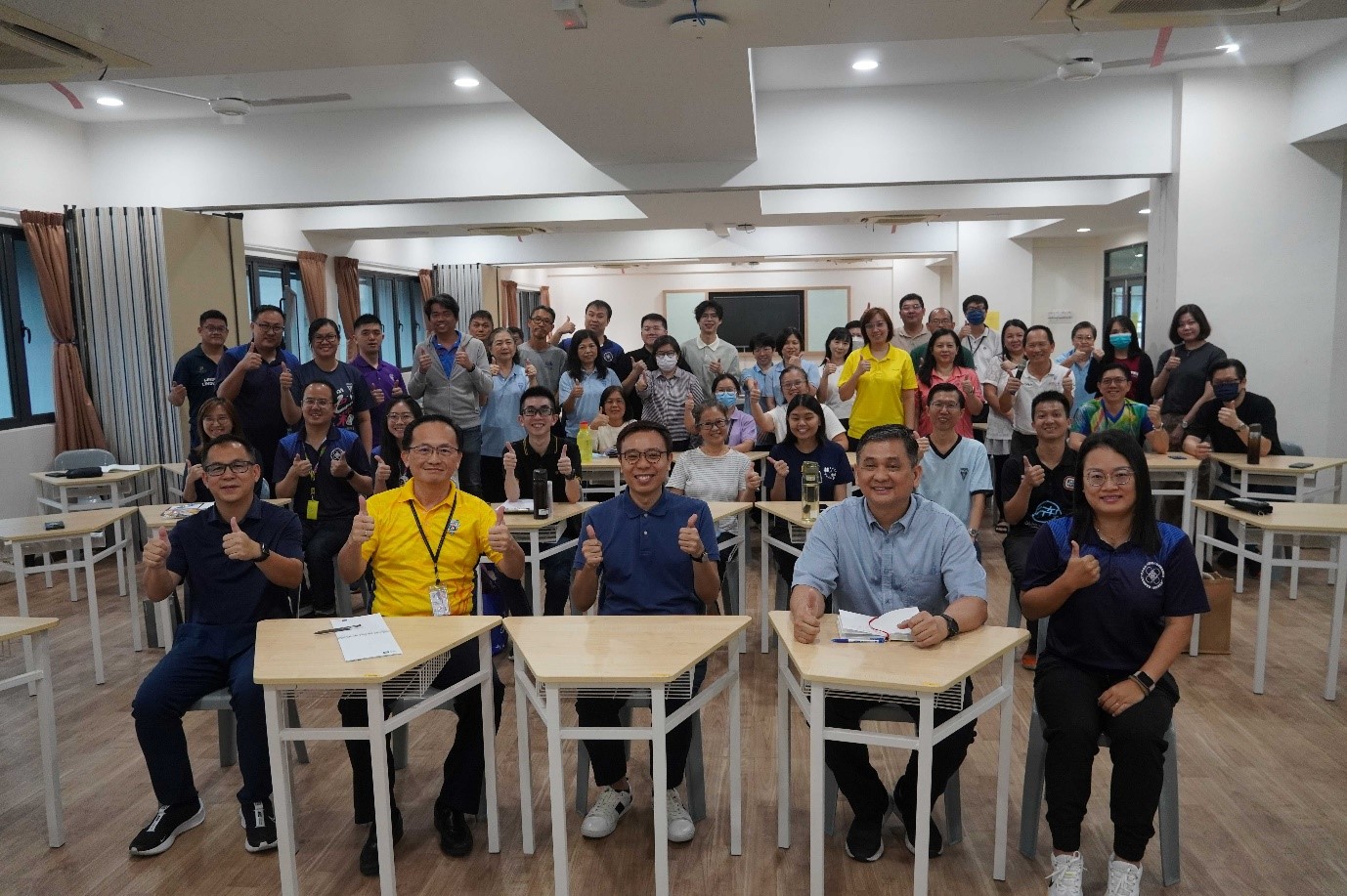 Confucian Private Secondary School Principal Mr Goh Ben Peng (front row, second from left) and Mr Ng with the school’s educators, celebrating the successful completion of the workshop