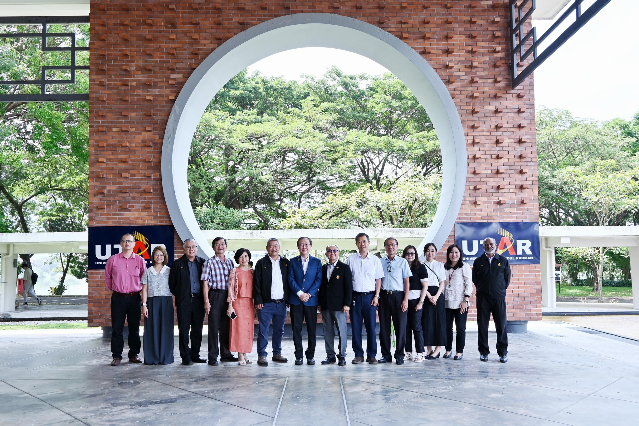 Delegates visiting Dewan Tun Dr Ling Liong Sik