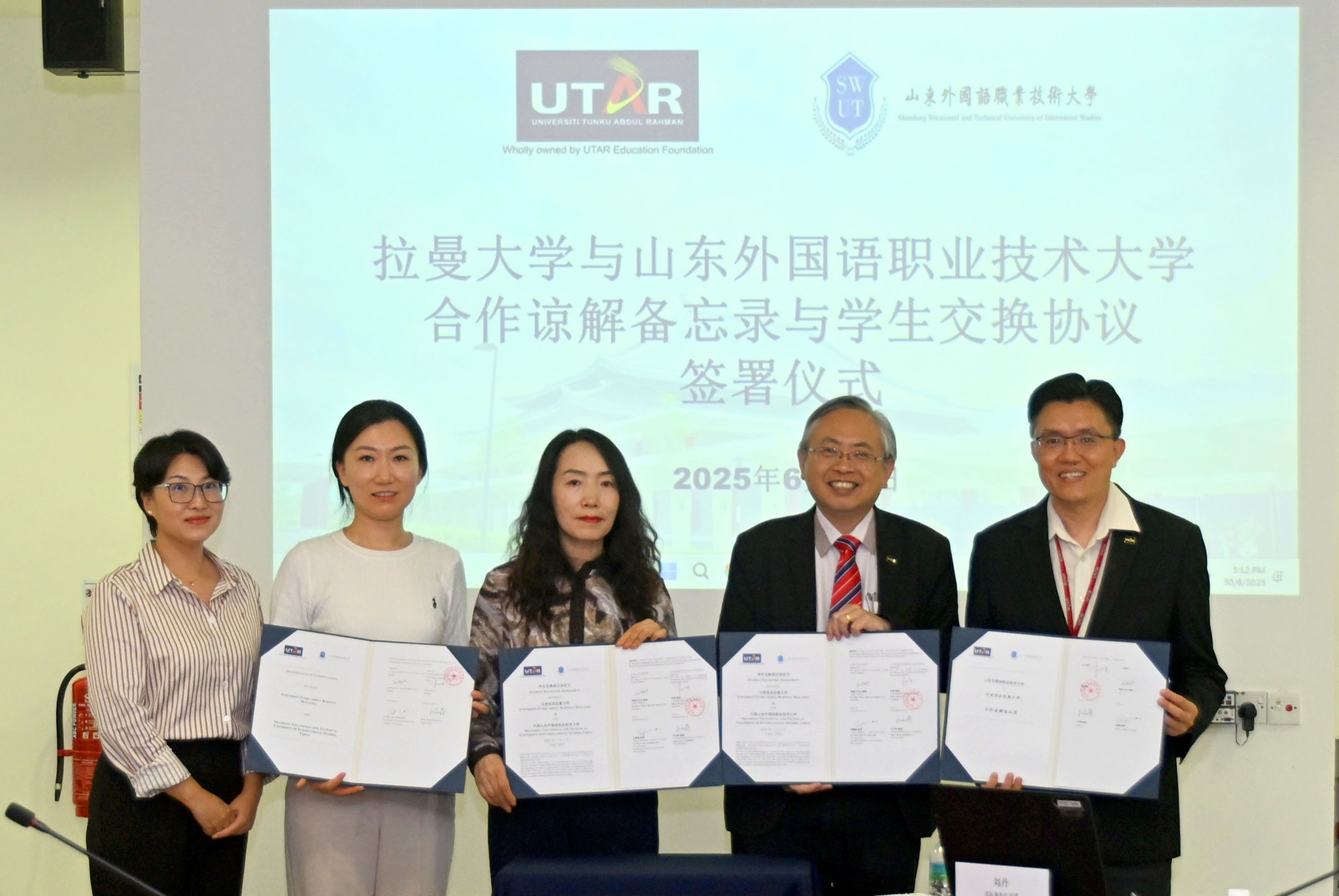From left: Ms Zhang, Dr Li, Prof Kong, Prof Dato’ Ewe and Prof Goi