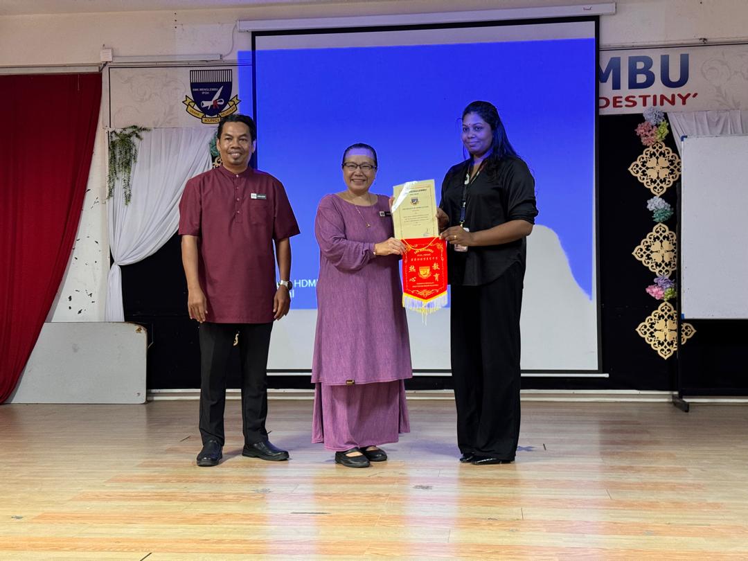 From left: En Jamaluddin bin Abd Lah and Principal Puan Rasila binti Yas presenting a token of appreciation to Ms Mohanambikay, received on behalf of UTAR CEE 